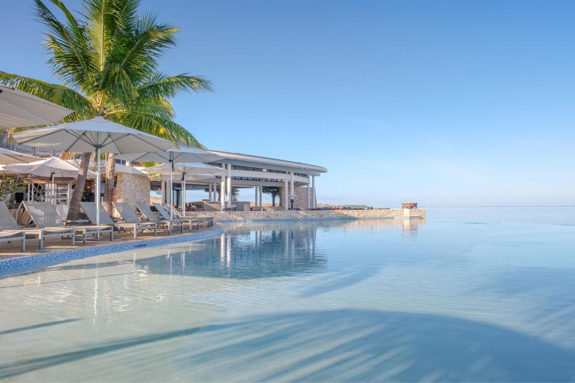 Fiji Marriott Resort Momi Bay Eksteriør billede Infinity pool at the resort