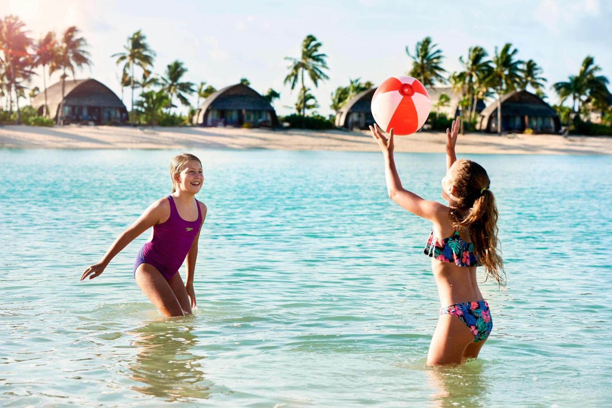 Fiji Marriott Resort Momi Bay Eksteriør billede Two girls playing with a beach ball