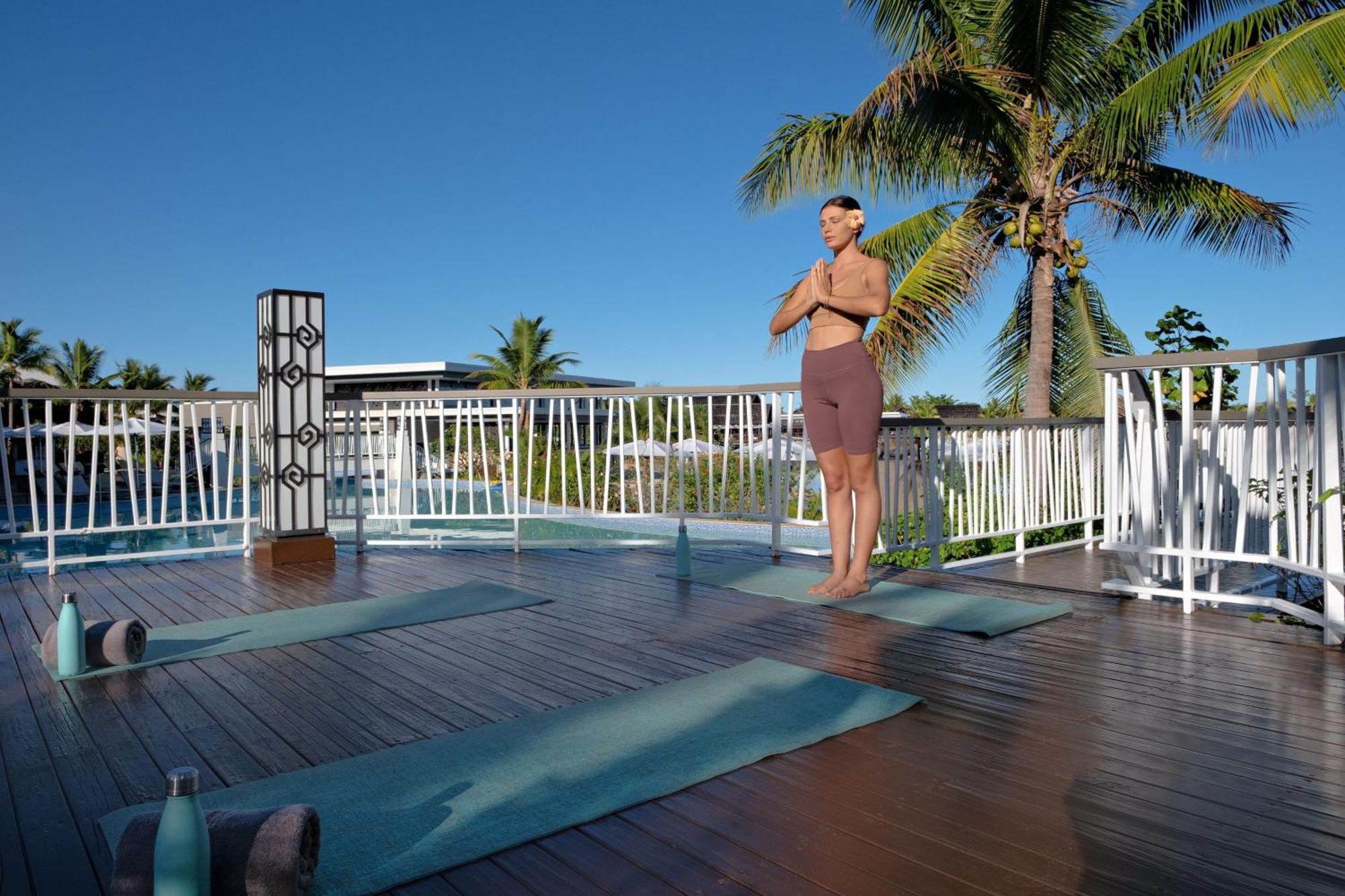 Fiji Marriott Resort Momi Bay Eksteriør billede A man practicing yoga at a resort in Fiji