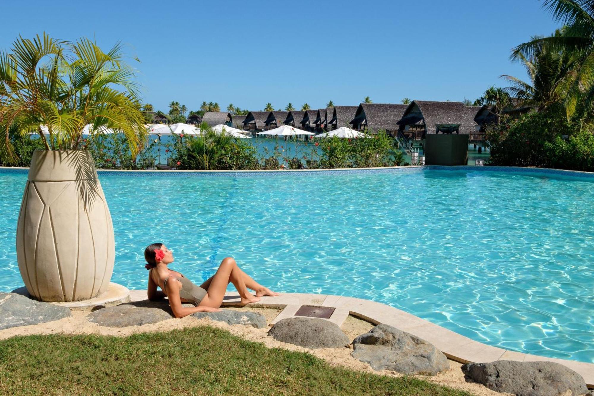 Fiji Marriott Resort Momi Bay Eksteriør billede A woman sunbathing at a resort in Fiji