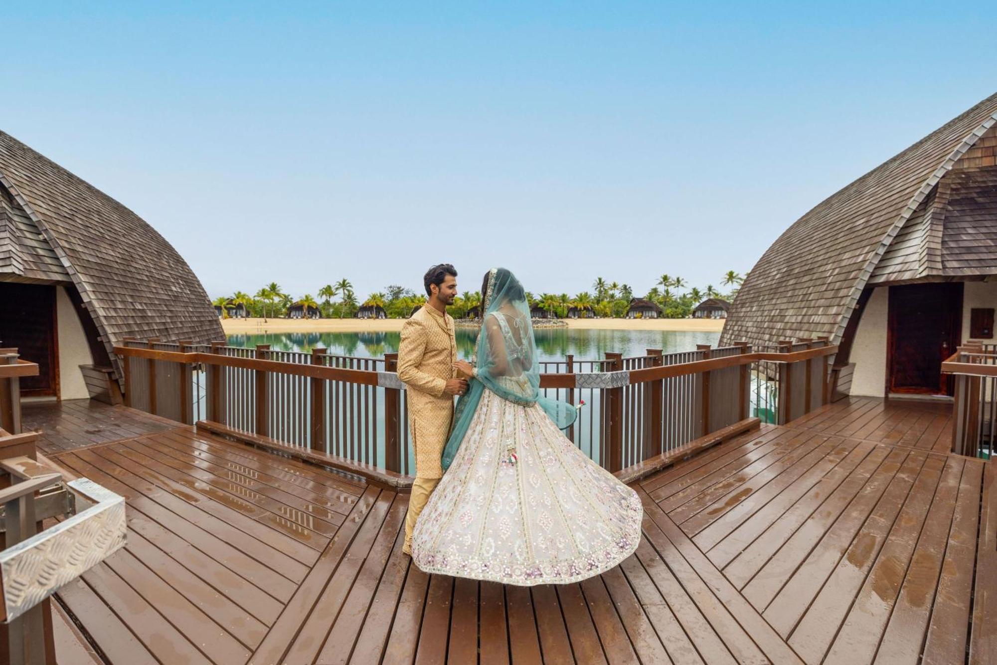 Fiji Marriott Resort Momi Bay Eksteriør billede A couple at the Oberoi Beach Resort, Dubai