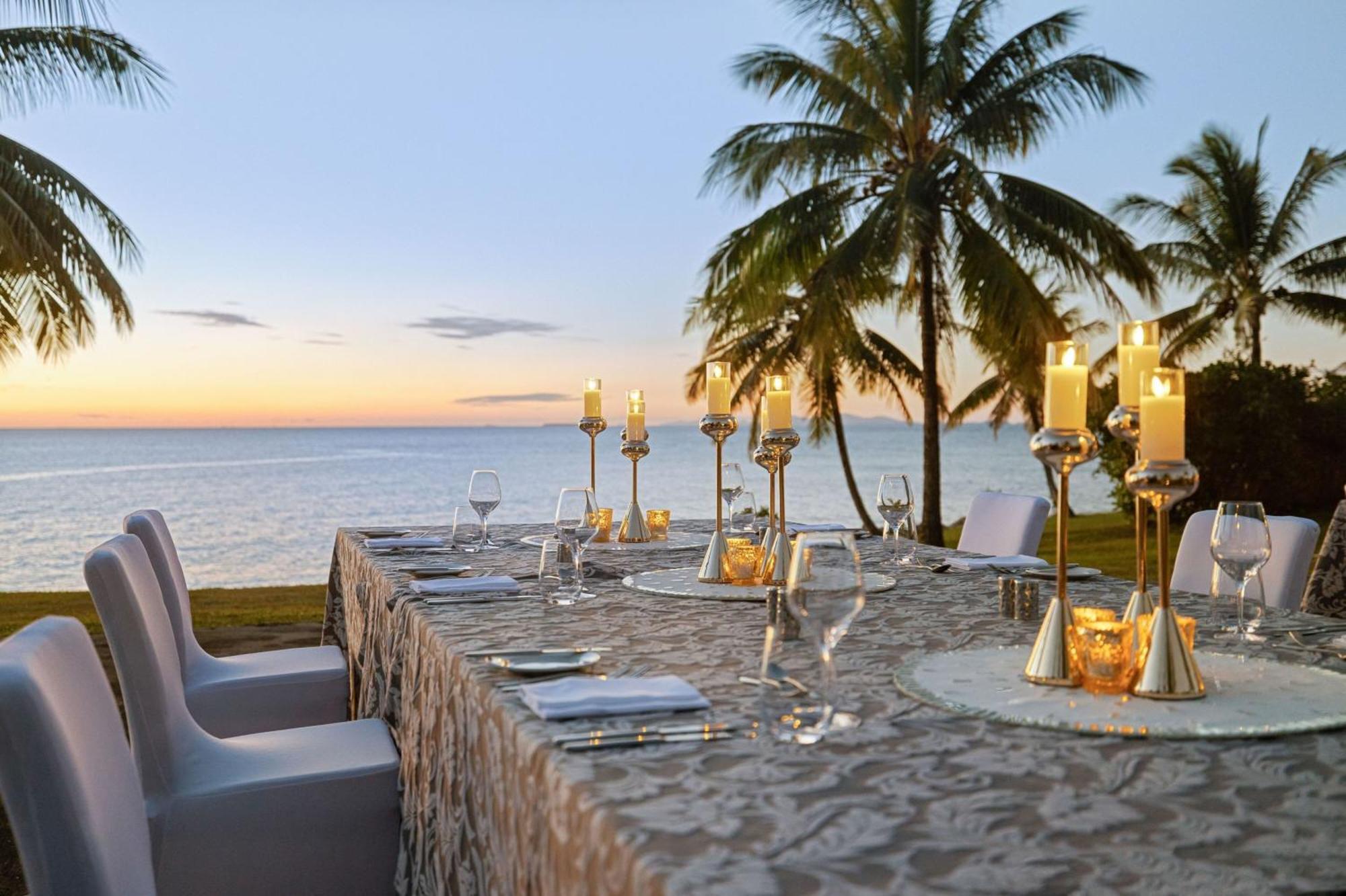 Fiji Marriott Resort Momi Bay Eksteriør billede The Beachfront Restaurant