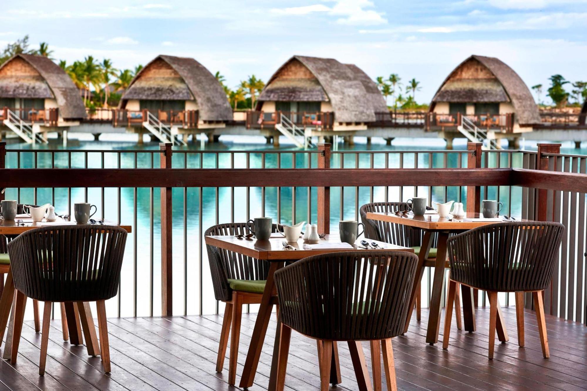 Fiji Marriott Resort Momi Bay Eksteriør billede The Deck